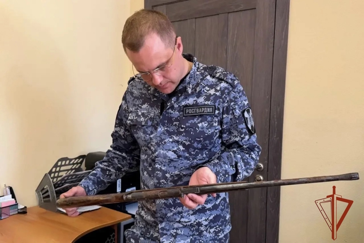 Жительница Томска добровольно передала в Росгвардию охотничий арсенал, найденный в квартире умершего отца (фото)