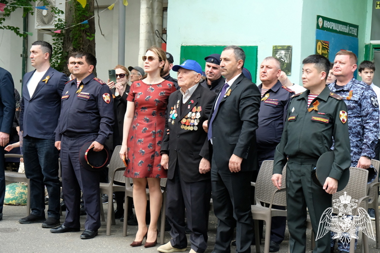 Росгвардия поддержала акцию «Парад у дома ветерана» в Дагестане