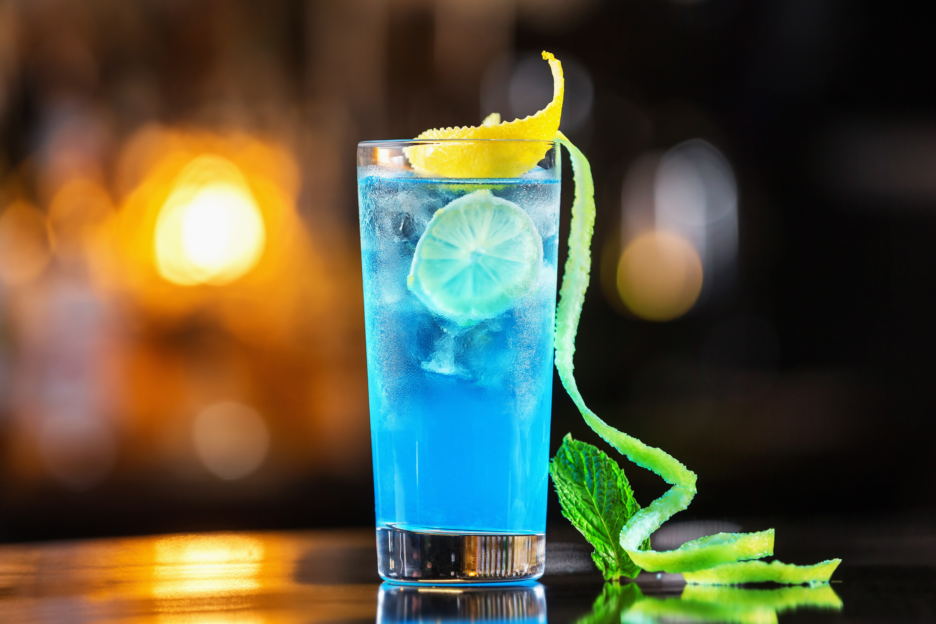Освежающий коктейль который подарит ощущение подавленности. Голубая Лагуна коктейль. Голубая Лагуна коктейль алкогольный. Мохито голубая Лагуна. Коктейль Блю голубая Лагуна.