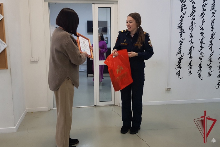 Росгвардейцы поздравили журналистов Бурятии с профессиональным праздником