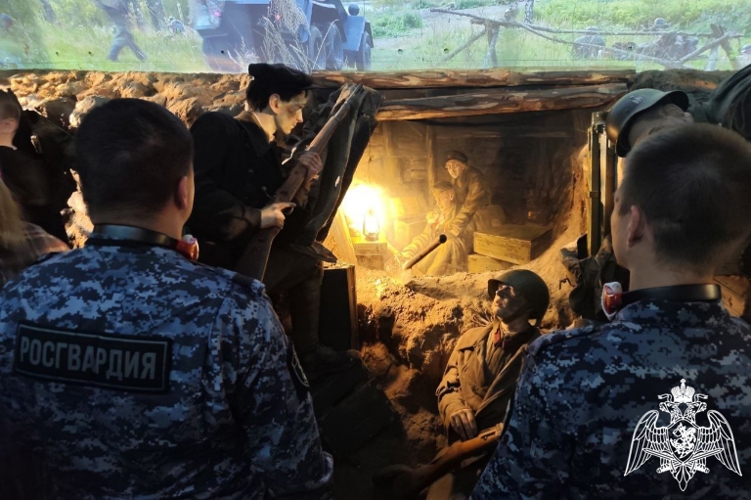 В Ульяновске росгвардейцы посетили передвижную выставку «Поезд Победы»