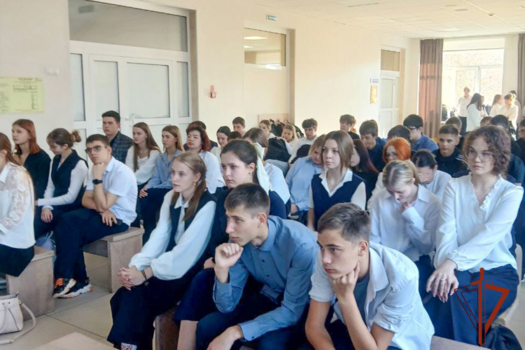 Росгвардеец провёл профилактическую встречу с кузбасскими старшеклассниками