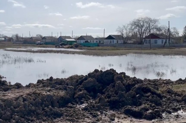 Жители говорят, что вода пришла в дома стремительно и внезапно. 