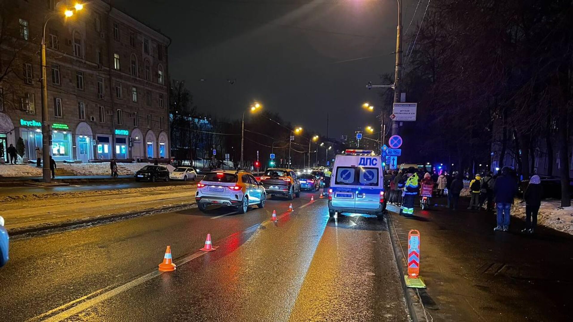 В москве сбили пешехода. Тверская ночью. Улица ночью. ДТП на улице свободы в Москве. Московские улицы ночью.