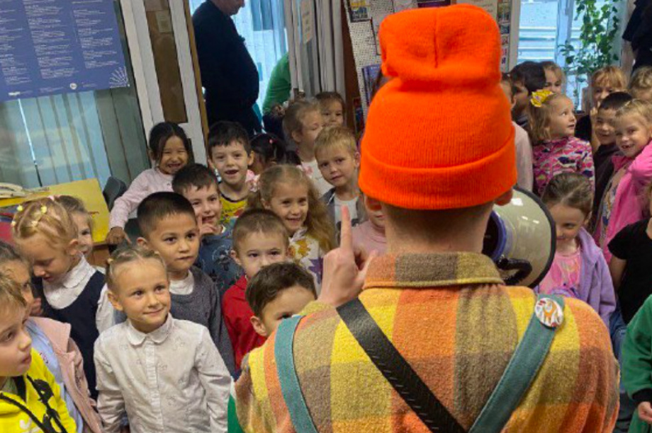 Актёры из Москвы привезли на Камчатку детский спектакль о книгах и библиотеке. Фото: kamgov.ru. Фотография 2