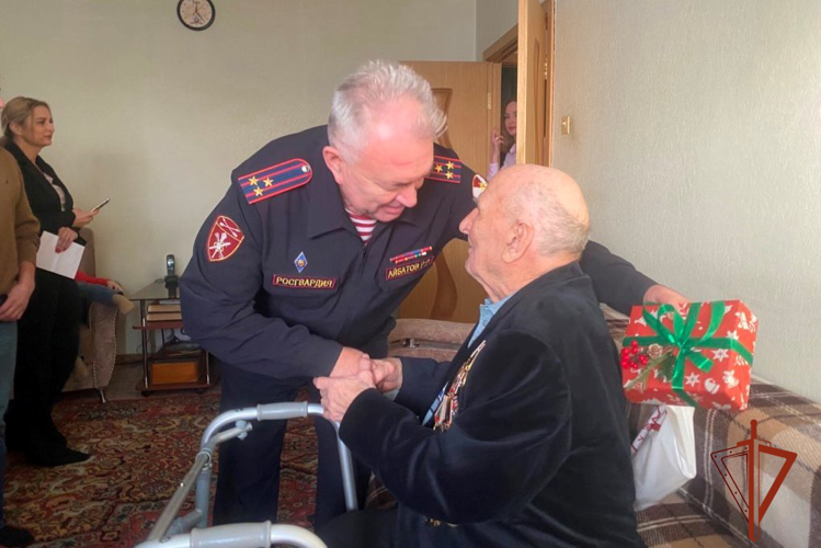 Начальник Управления Росгвардии по Томской области поздравил с Новым годом 98-летнего ветерана Великой Отечественной войны (видео)