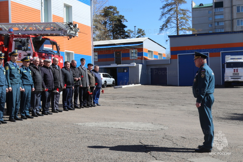 Сотрудники Главного управления поздравили ветеранов пожарной охраны с профессиональным праздником