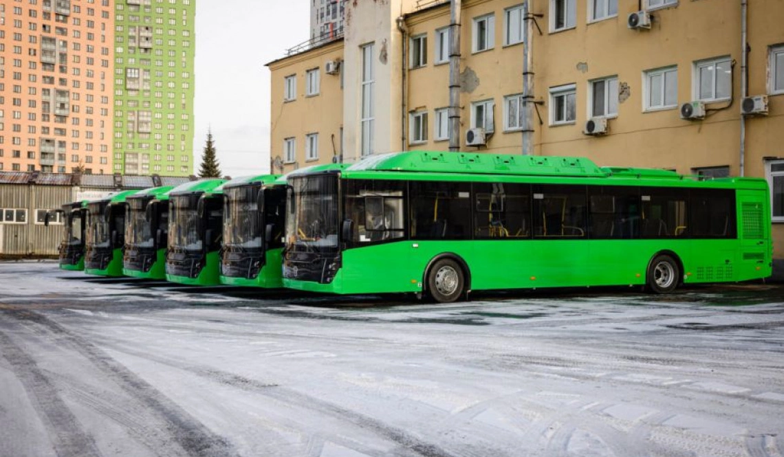 Денис Паслер сообщил о поступлении 15 низкопольных автобусов в Столицу Урала