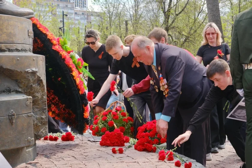 Память о подвиге советского народа почтили на Яблоневой аллее - у памятника фронтовому кинооператору прошла торжественная церемония, посвященная героям Великой Отечественной войны