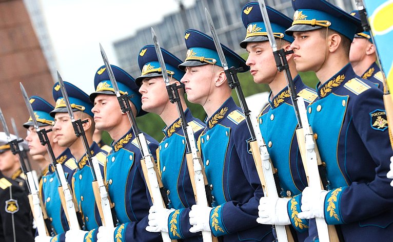 Председатель Совета Федерации Валентина Матвиенко и сенаторы РФ возложили цветы к Вечному огню в Парке Победы на Поклонной горе в Москве