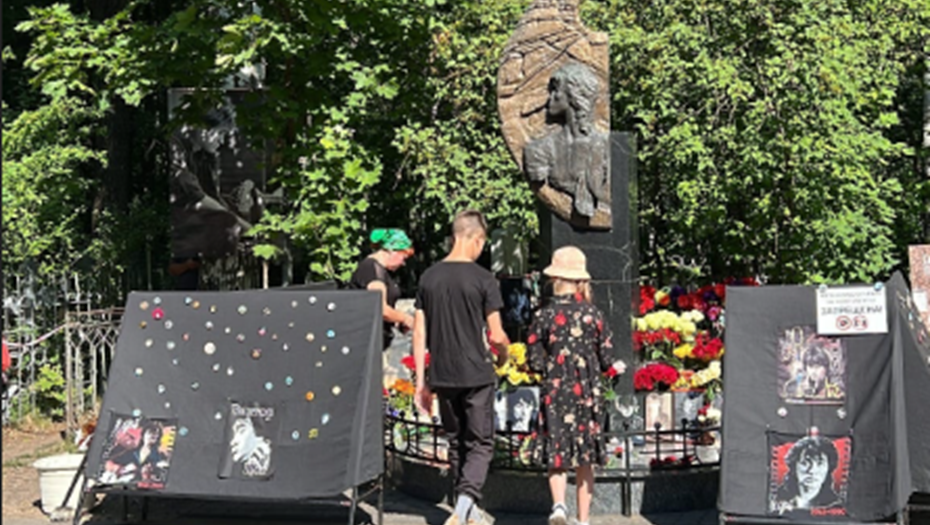 Где похоронен цой. Могила Виктора Цоя на Богословском кладбище. Могила Виктора Цоя в Санкт-Петербурге. Богословское кладбище Виктор Цой. Могила Виктора Цоя