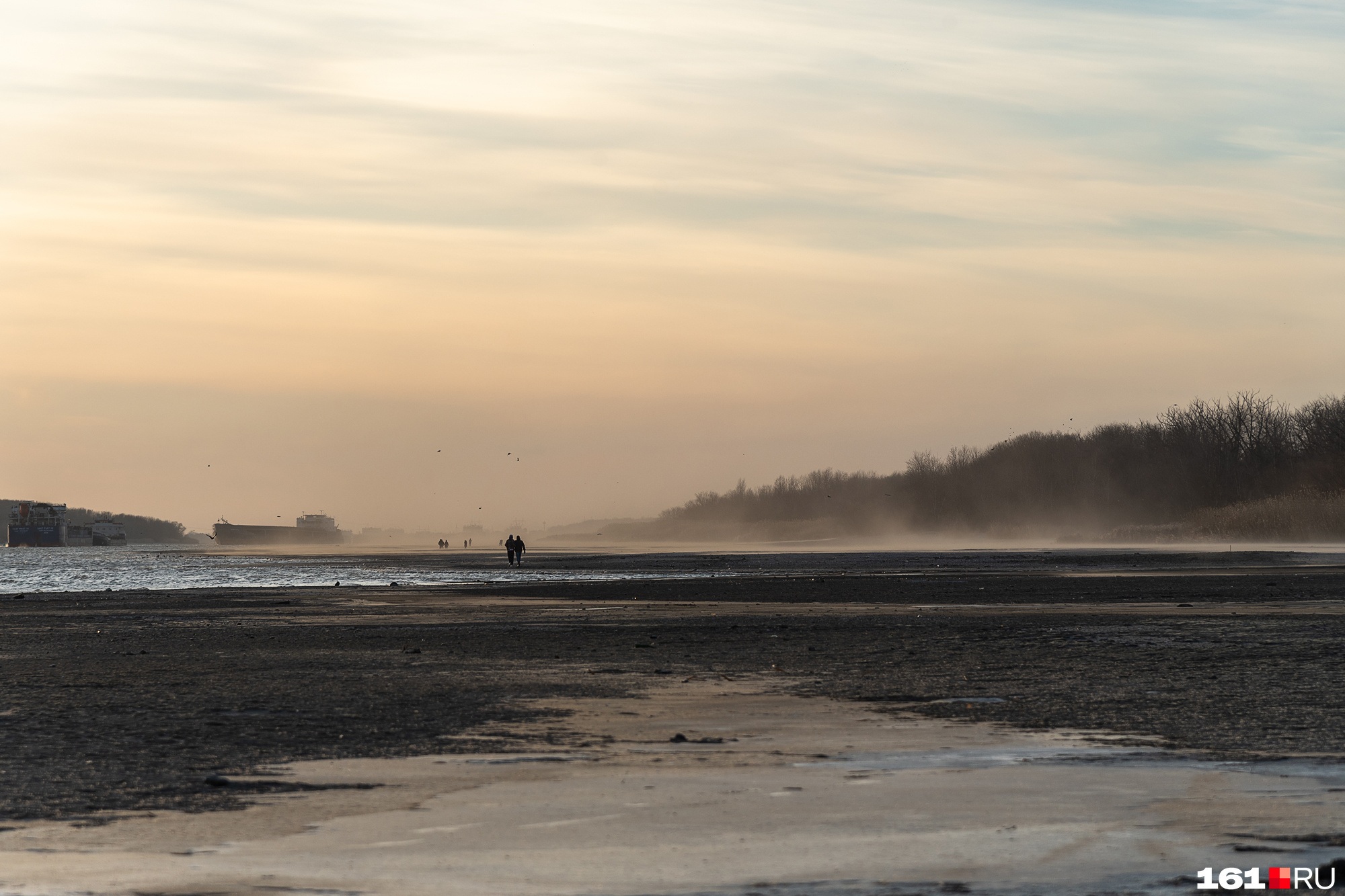 Река дон ростов на дону сегодня. Дон обмелел 2022. Обмеление дона в ростове на дону. Дон обмелел 2022. Обмелевший водоем.