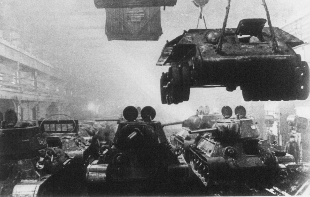 Сборка танков Т-34-76 на заводе в Нижнем Тагиле, 1943 г.