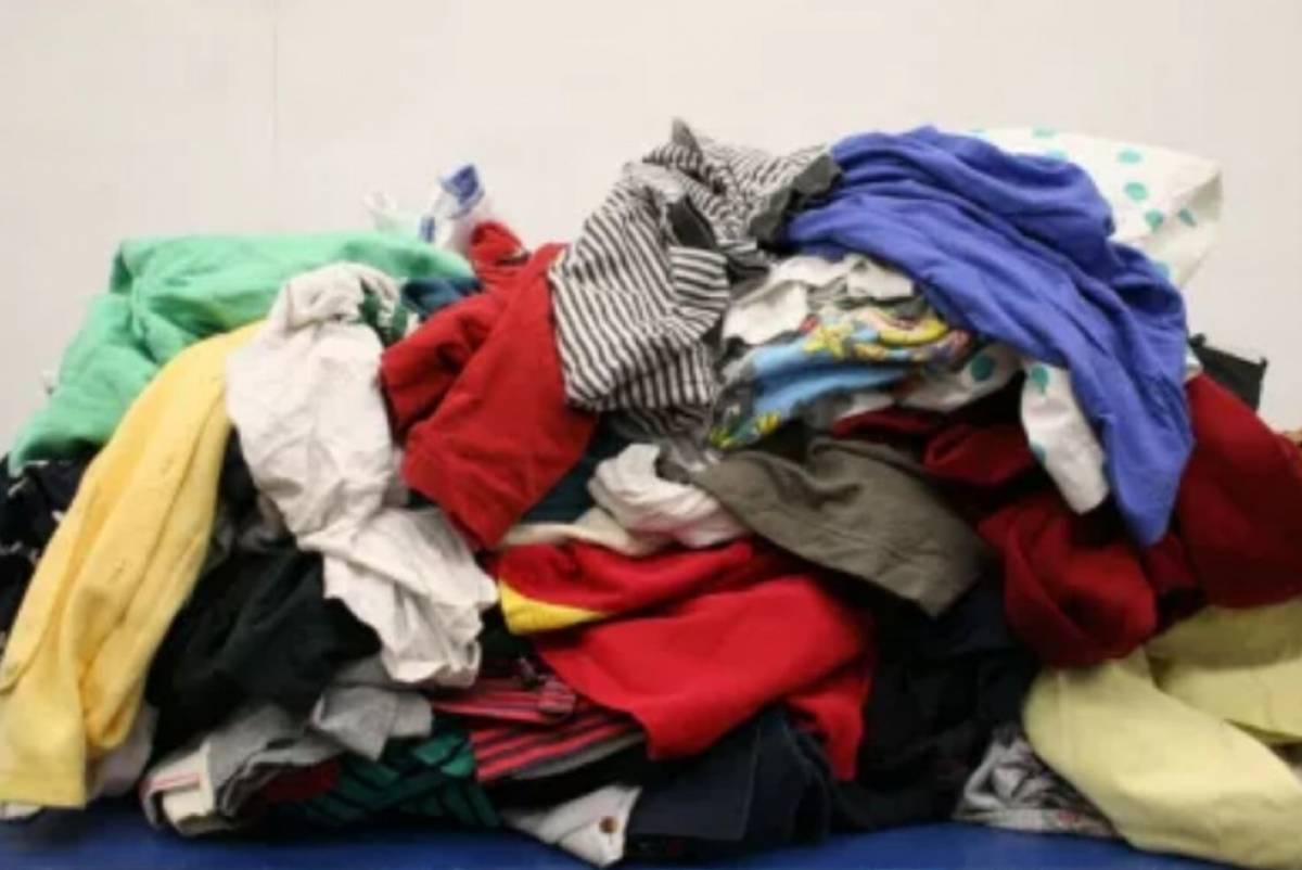 Разложенная ткань. Пункт приема вторсырья и одежды. Мегабак королев. Пункт приема текстиля. Контейнер для приема одежды.