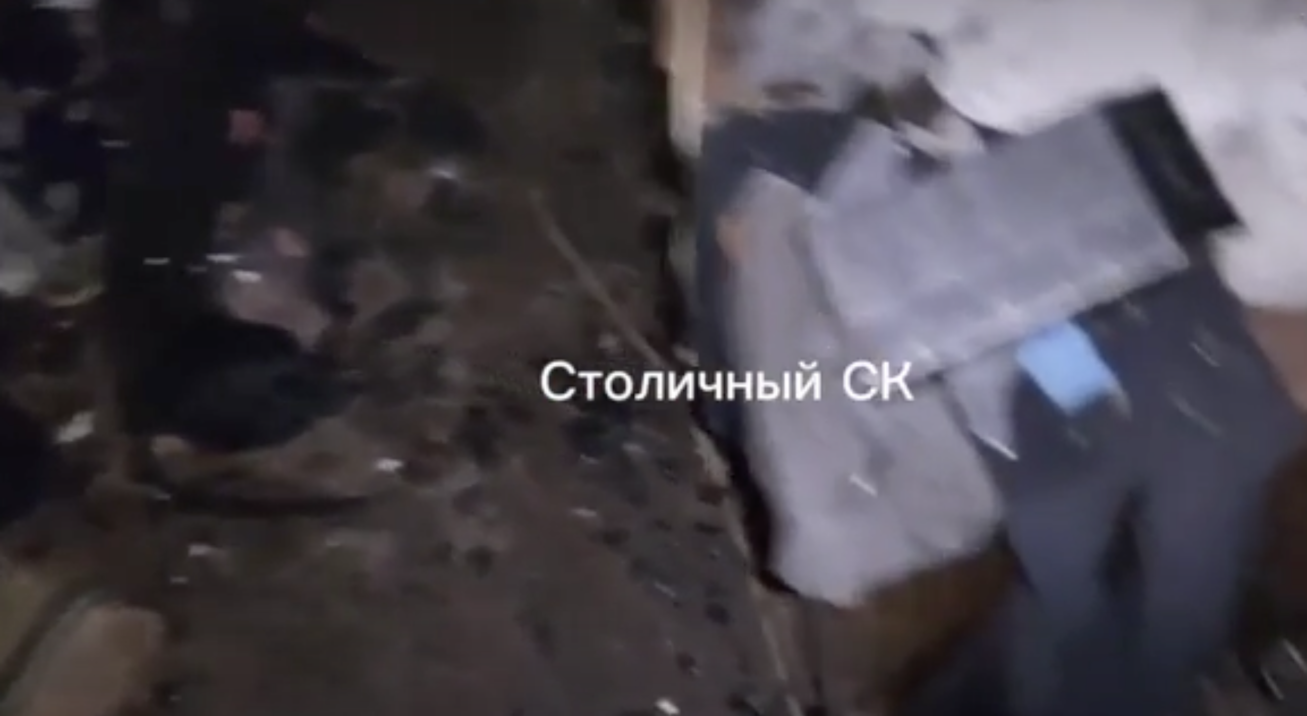 Три года девочке. Девочка. 18 маленькие дети. Красивые дети сироты. Девочка даёт цветок оионовцу.