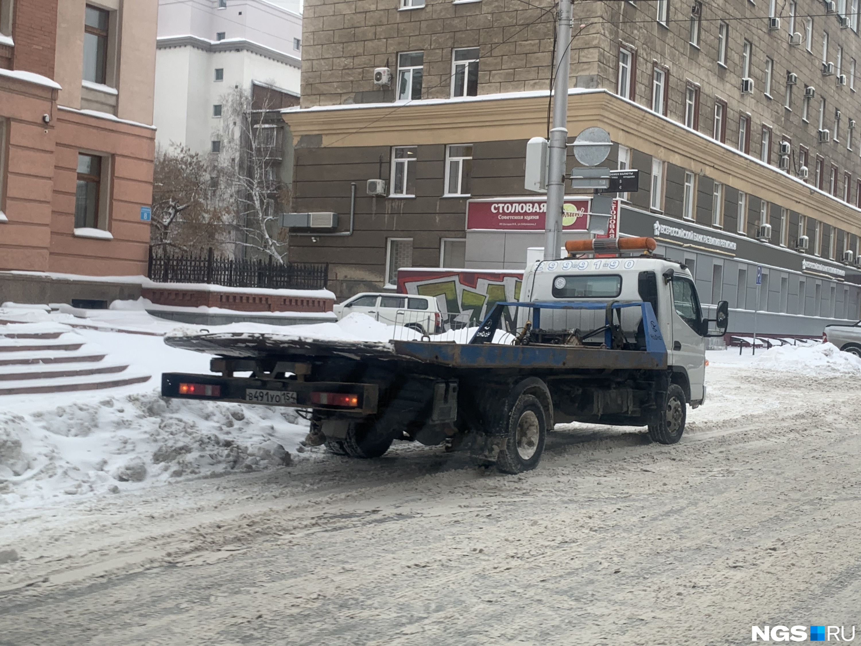 Эвакуатор увозит машину. Эвакуация машины зимой. Машину забирают на штрафстоянку город Канск.