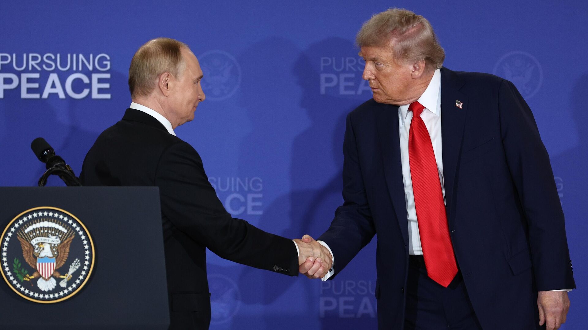 Владимир Путин и Дональд Трамп на Аляске, архивное фото - Sputnik Грузия, 1920, 19.05.2026
