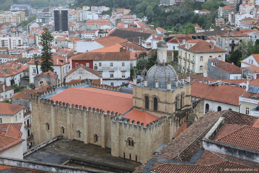 Очень узнаваемый элемент Старого собора - башня-фонарь на его крыше. Фото сделано со смотровой площадки бывшего королевского дворца.