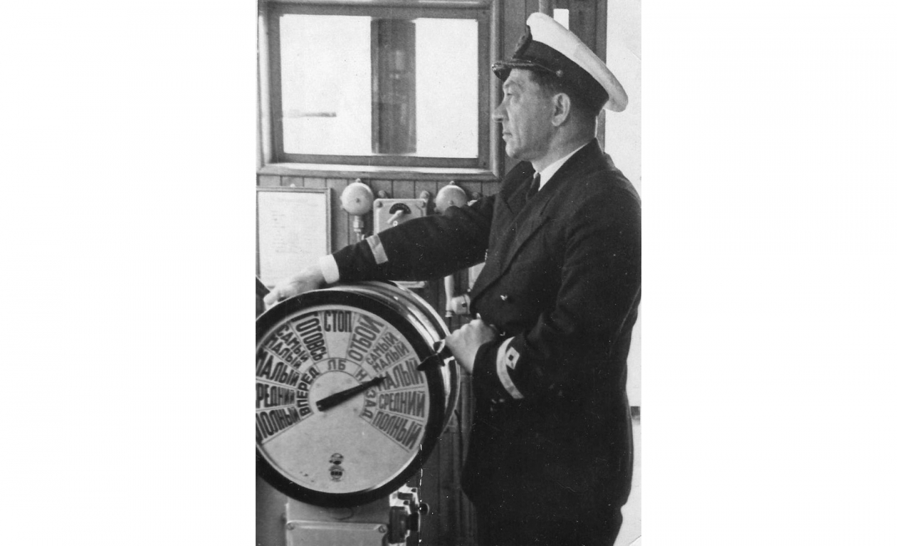 1957 год первый в истории. Капитан парохода. Форма машинистов на пароходе. Капитан парохода форма. Миронов Капитан теплохода.