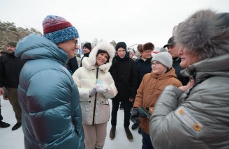 Губернатор Челябинской области Алексей Текслер вместе с супругой Ириной принял участие в благотворительной акции «Снеговики-добряки»