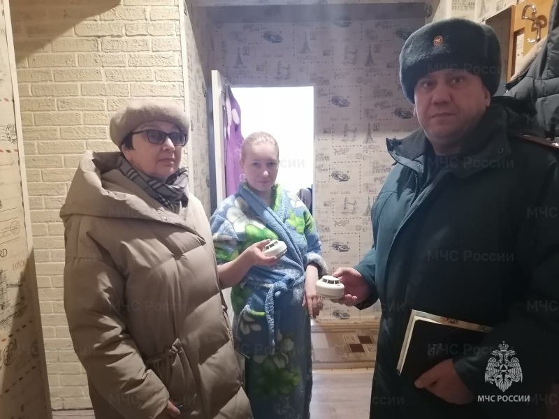 В Алексине многодетным семьям вручили пожарные извещатели