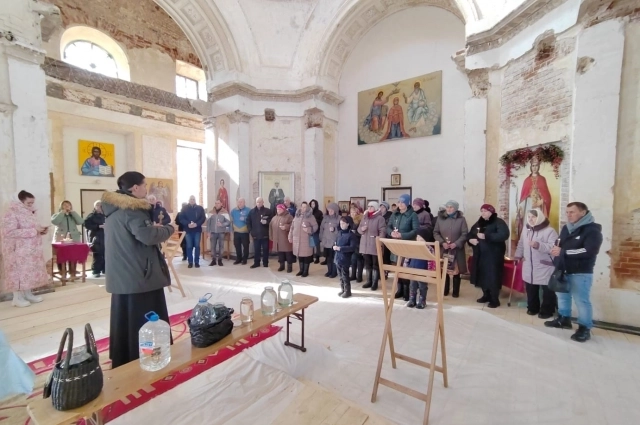 В храм на молебны ходят дети.