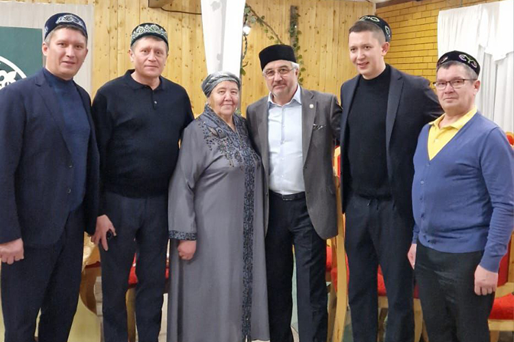 Ильяс вырос в многодетной семье, у него четверо братьев — Сулейман, Салават, Ильдар и Ильсаф (справа второй)