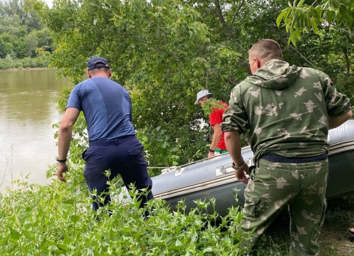 Парень в реке