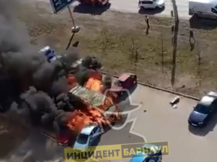 В Барнауле на парковке около многоэтажного дома сгорели четыре автомобиля