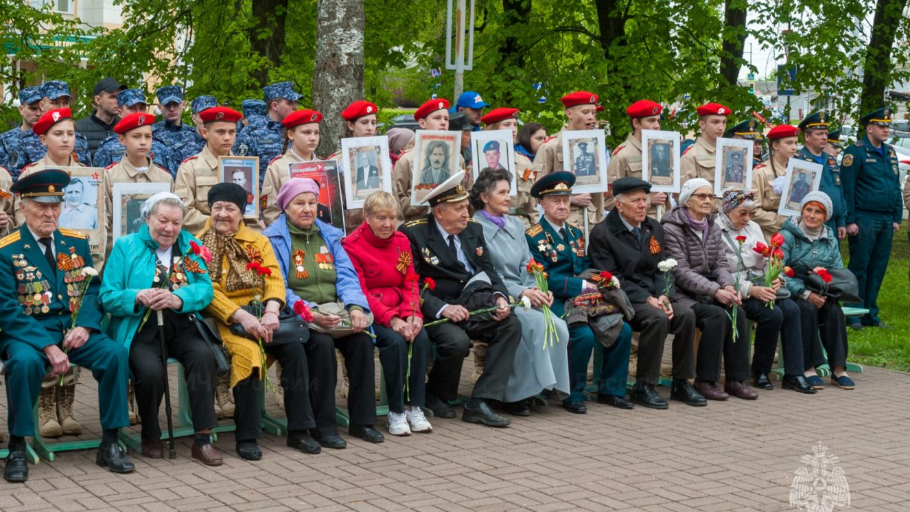 День победы прошло мероприятие. МЧС Брянск. Свеча памяти 9 мая. Освобождение Брянска. Картинка митинг 9 мая.