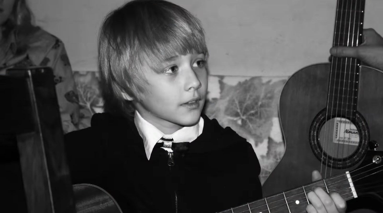 Роспись храмов, мечты о карьере музыканта и любовь к уединению: Что мы знаем об Олеге Савостюке