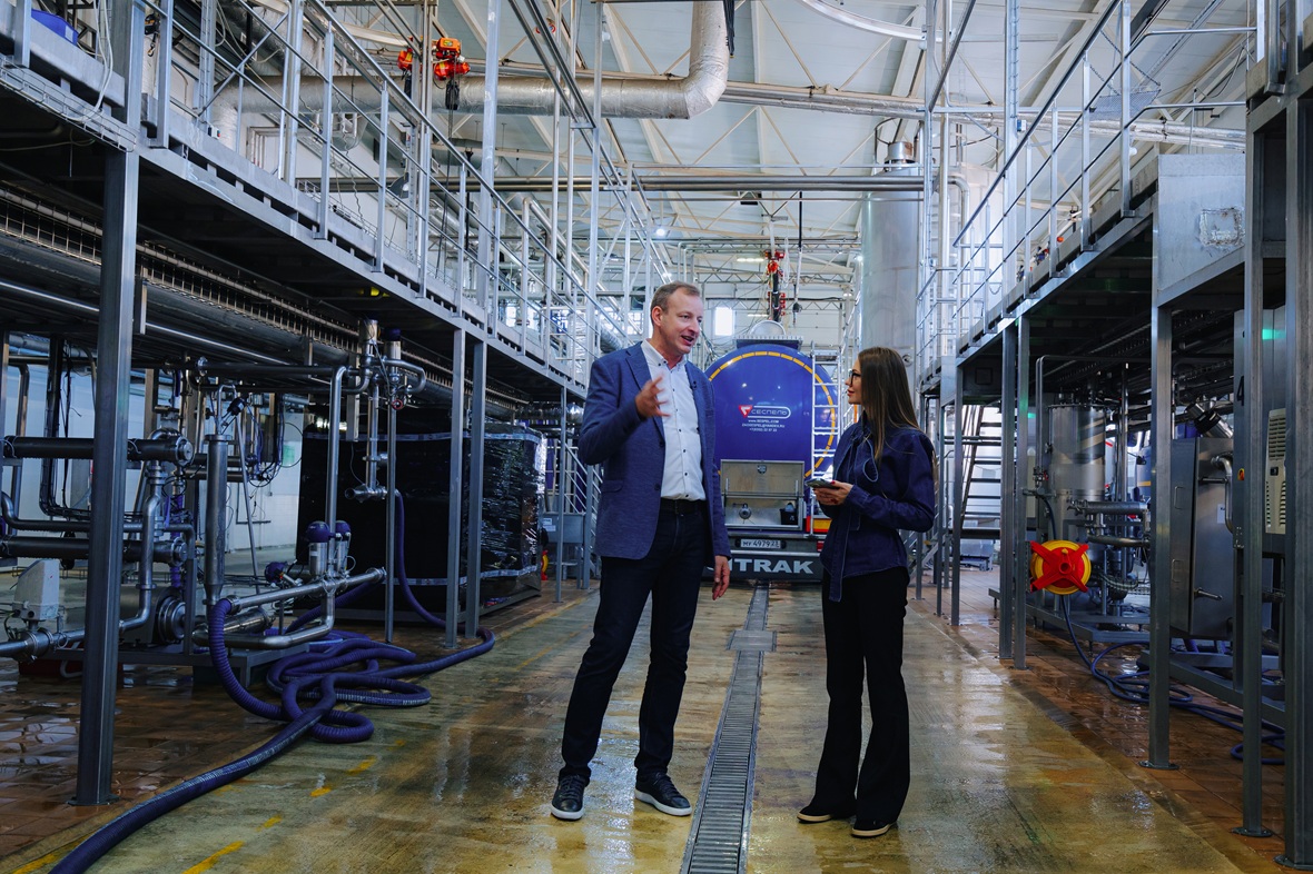 «Наша цель — показать, что промышленность — это не скучные цифры и серые фасады, а живая экосистема из технологий, амбиций и людей, которые меняют реальность вокруг себя. И в первой программе мы доказали это на примере одного из самых известных молочных предприятий юга России. Мы узнали, как рождается любимый вкус, и поговорили с директором завода о том, почему современная промышленность — это мир открытых дверей, инноваций и огромных возможностей для каждого», — отметила автор и ведущая проекта, руководитель РБК ТВ Юг Ольга Алехина.