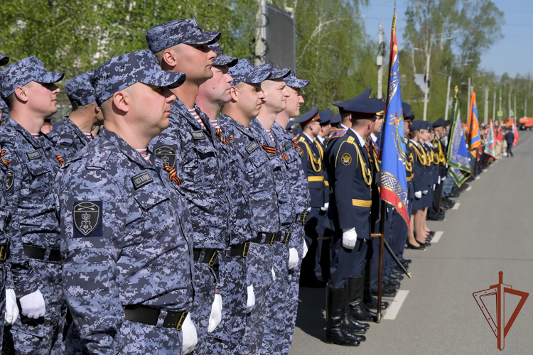 В Сибири военнослужащие и сотрудники Росгвардии приняли участие в торжественных шествиях посвящённых 79-й годовщине Победы 
