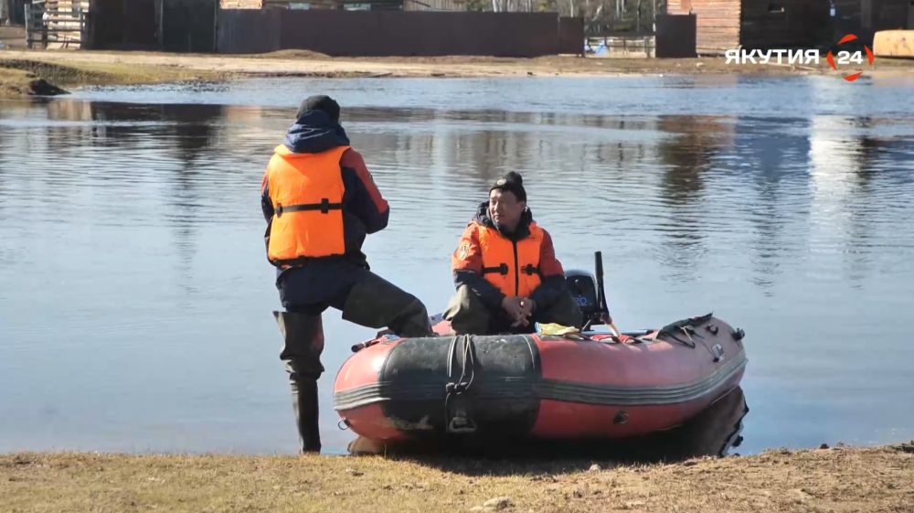 Осторожно паводок. Памятка по паводку в весенний период. Наводнение весной. Паводок реки это. Памятки весенний паводок.