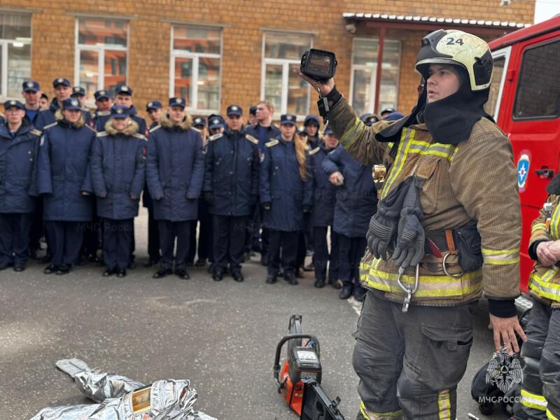 Огнеборцы южного округа столицы провели познавательное занятие для студентов профильного колледжа