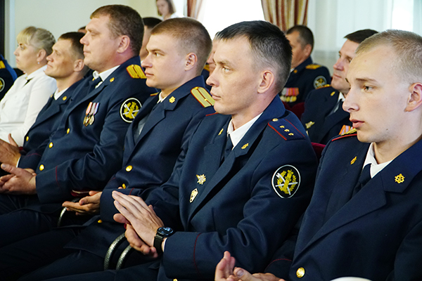  С юбилейной датой сотрудников подразделений охраны поздравили начальник УФСИН России по Алтайскому краю Сергей Герасимов, заместитель Губернатора Алтайского края Валерий Усачёв, заместитель председателя АКЗС Денис Голобородько, заместитель Председателя комитета – начальник отдела общественной безопасности комитета общественных связей и безопасности администрации города Барнаула Максим Белоцерковец.