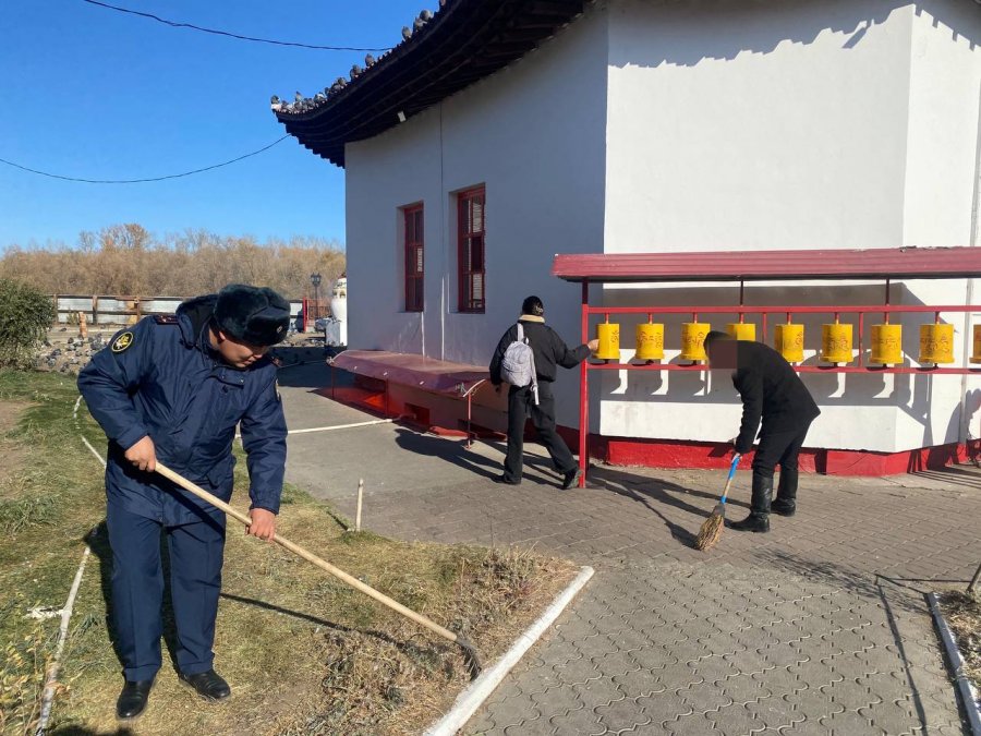 Осужденные оказали помощь в уборке территории храма Цеченлиг в Туве