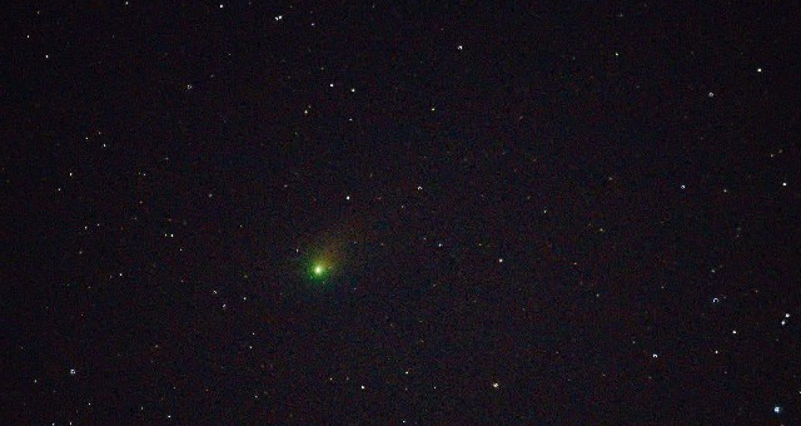 Комета над хабаровском 2024. Зеленая Комета 2023. Зеленая звезда Комета. Комета 2023 года. Звезды и кометы.