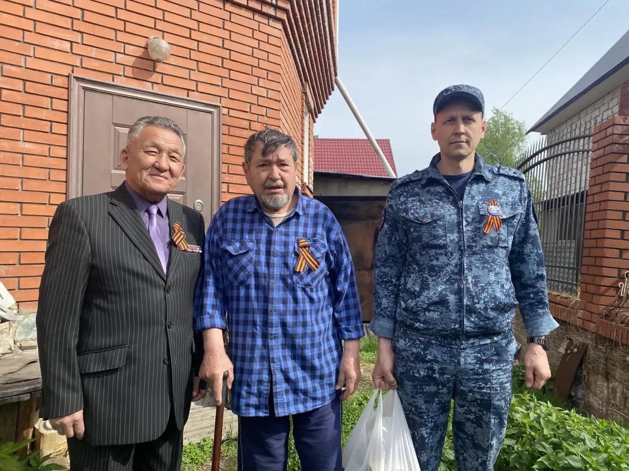 Сотрудники учреждений ОФСИН России по Республике Алтай посетили по месту жительства ветеранов УИС и поздравили с Днем Победы