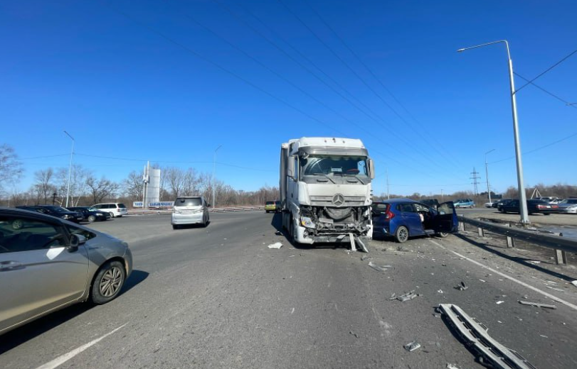 В Приморье автоледи не уступила дорогу большегрузу и поплатилась здоровьем