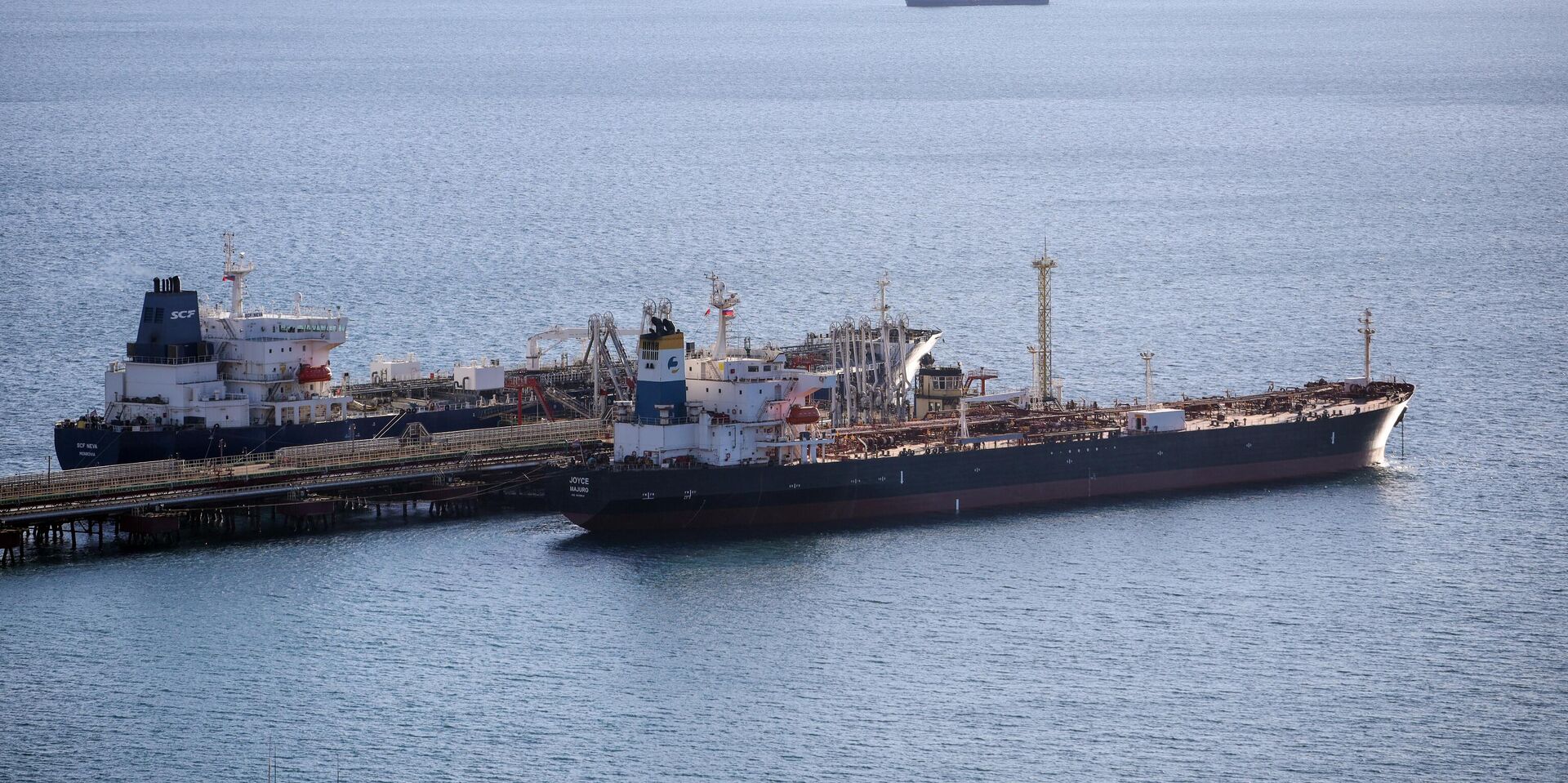 Танкеры у нефтеналивного терминала перевалочного комплекса Шесхарис в Новороссийске - ИноСМИ, 1920, 24.12.2025