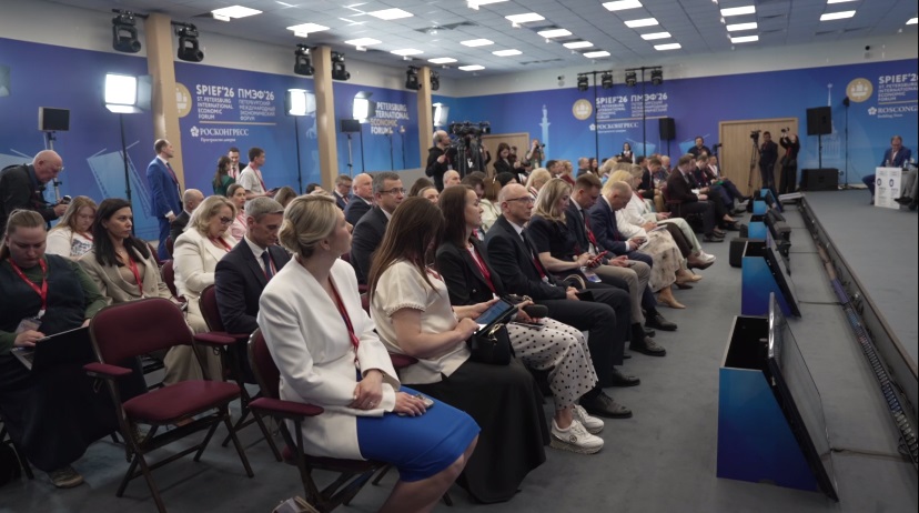Губернатор Александр Моор возглавляет тюменскую делегацию на ПМЭФ -2026
