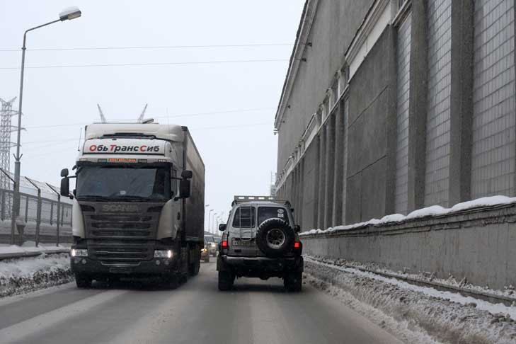 Большегрузы в Новосибирске. Большегруз на дороге. В Новосибирске запретят движение большегрузов. Запрет грузового транспорта. Весенние ограничения для большегрузов 2024 в беларуси