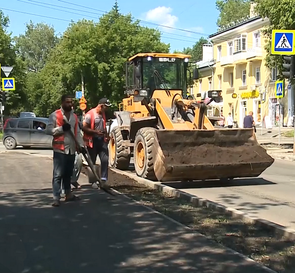 Рабочие ремонтируют тротуары