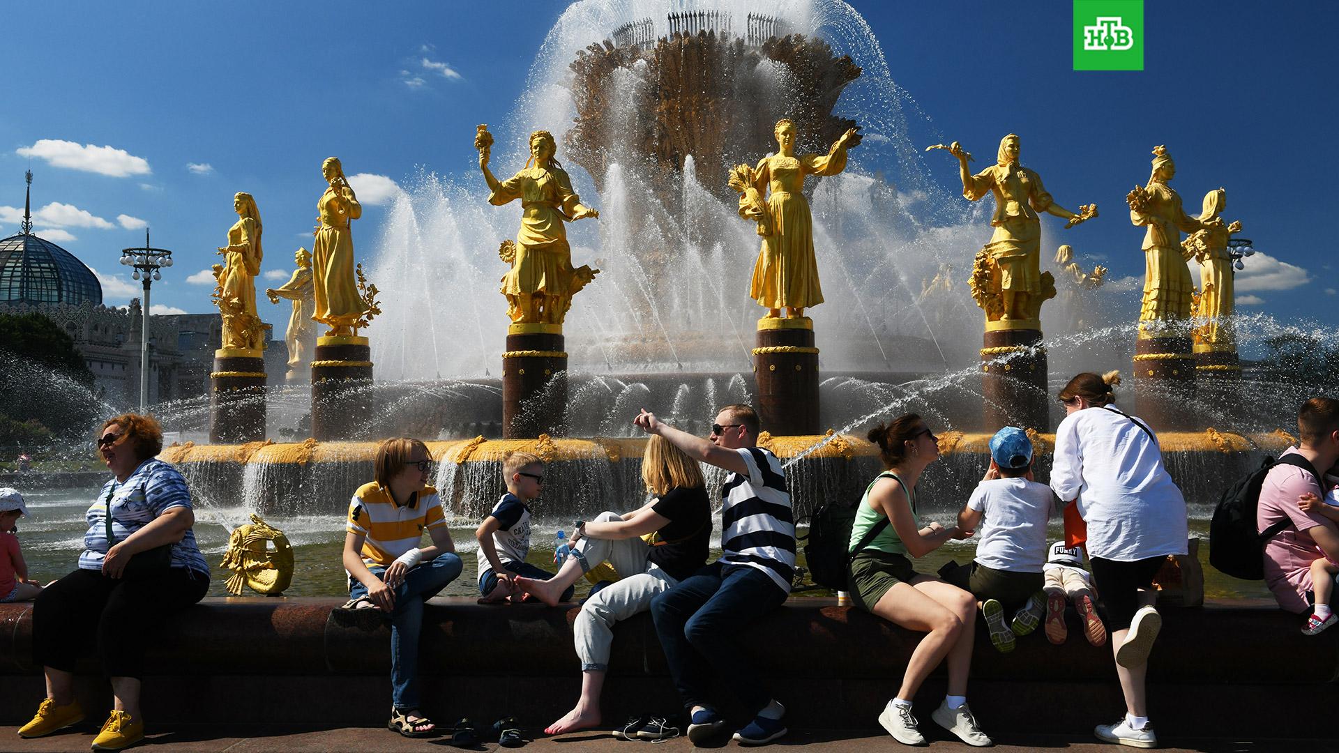 Какое ожидается лето 24 года. Москва фонтан дружбы народов ВДНХ. ВДНХ фонтан дружбы народов сейчас. Жара в Москве 2022. Фонтаны ВДНХ Москва.