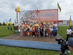  33-я эстафета «Граней»: Детсадовцы и школьники — первые на старте XXXIII легкоатлетическая эстафета на призы газеты ГРАНИ 
