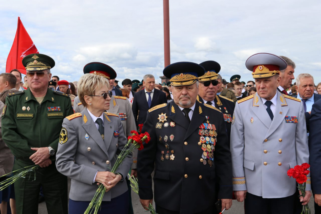 В Курской области открыли памятник Героям и командирам соединений 70-й армии