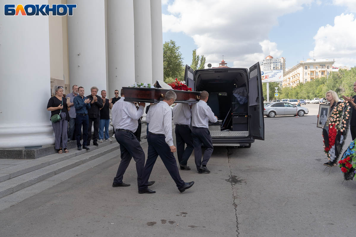 волгоград прощается. похороны романа гребенюка волгоград. волгоград прощается. похороны волгоград баскетболисток в волгограде. волгоград церемония прощания.