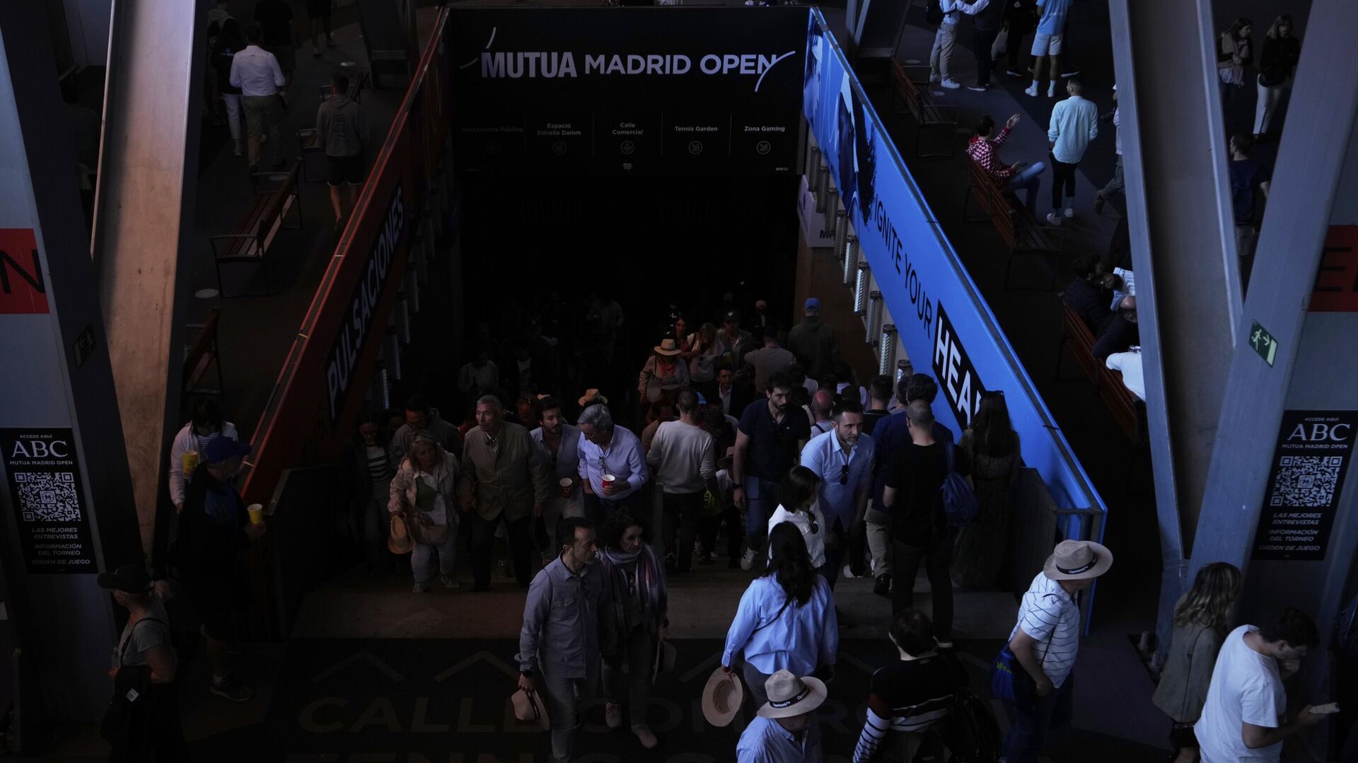 Зрители на площадке теннисного турнира Madrid Open во время всеобщего отключения электроэнергии в Мадриде - Sputnik Азербайджан, 1920, 20.05.2025