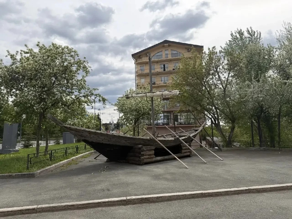 Дощаник установили у музея 